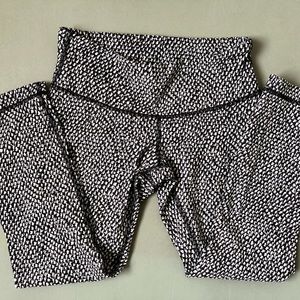 Lululemon black/white/gray cropped 21” leggings